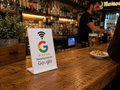 Stand acrílico con NFC para reseñas de Google